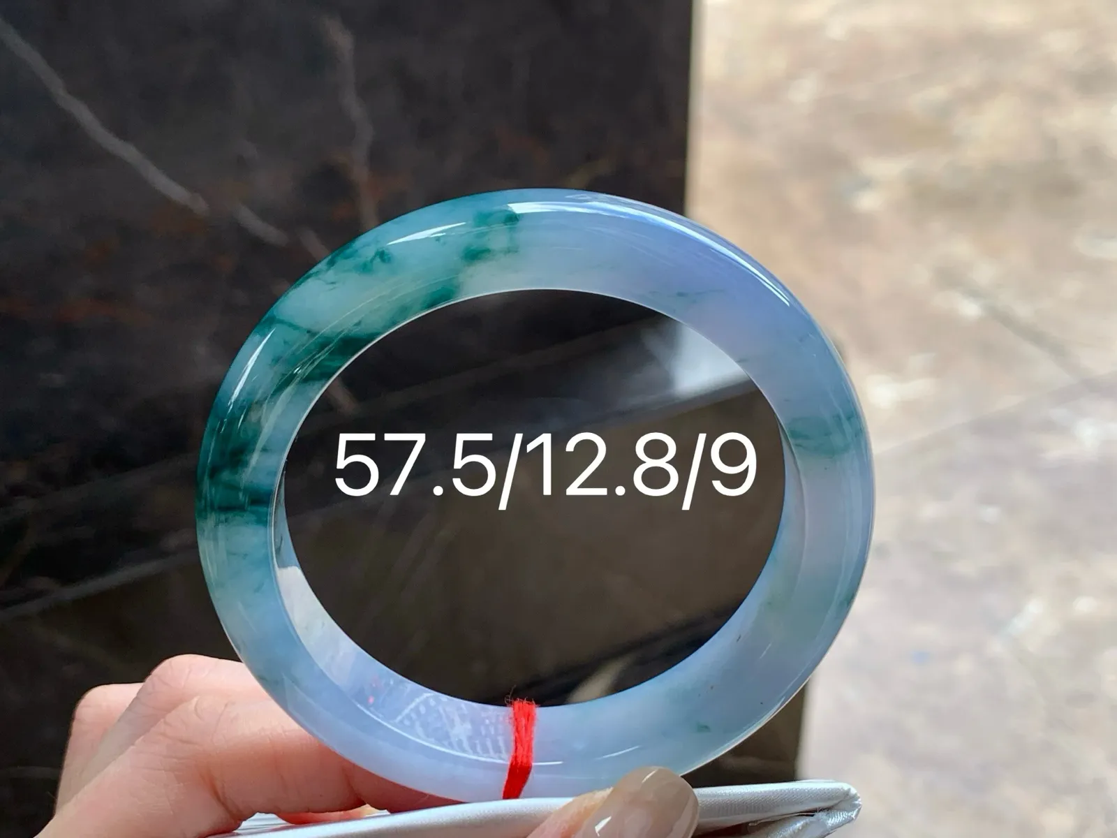 紫罗兰飘花手镯
水润独特 57.5/12.8/9