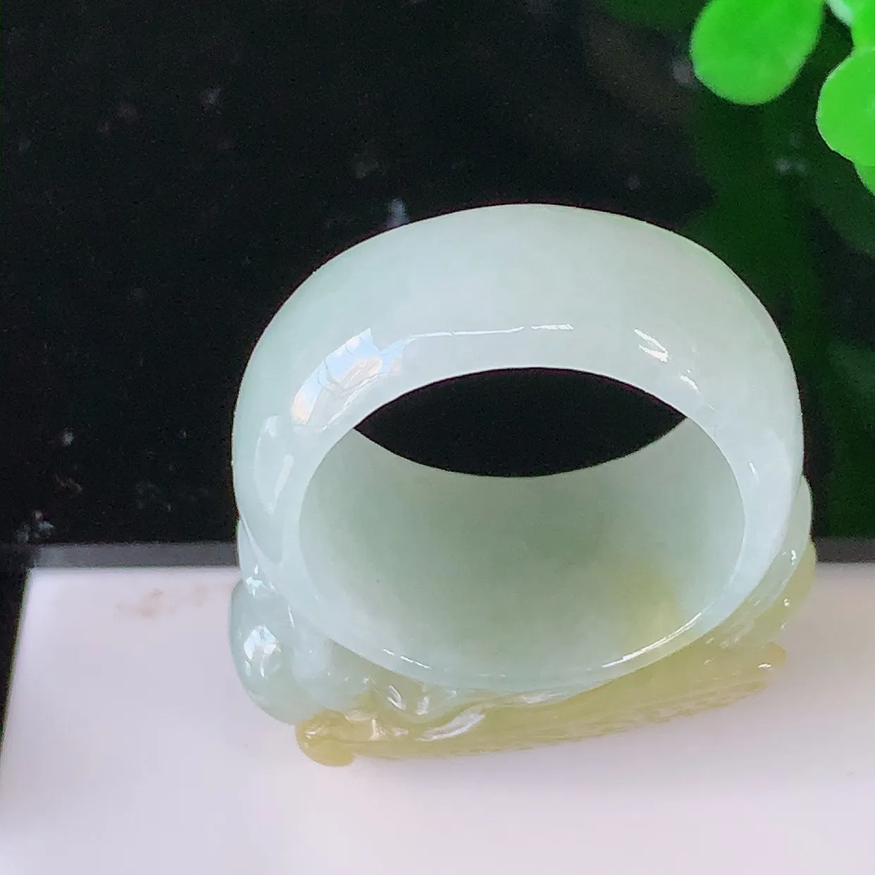 自然光实拍，黄翡金蟾扳指，19mm内径翡翠扳指，冰润指环，玉扳指，财源滚滚，玉质细腻起胶，20圈口，种水好！#81.4尺寸31.5*19-12*9.2