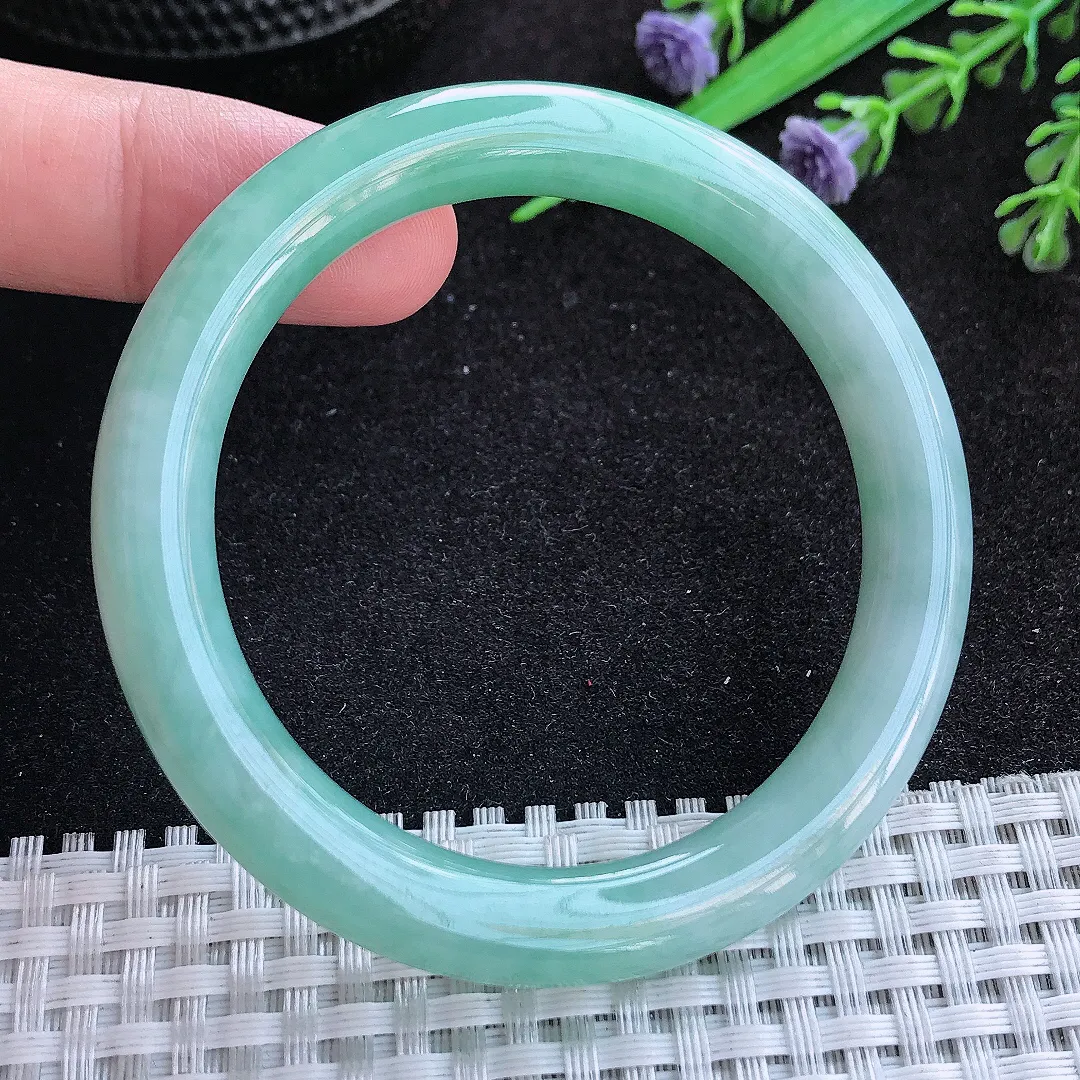 自然光51.5/8.8/8.6老坑精美冰润满绿圆条手镯天然翡翠玉镯百搭女款