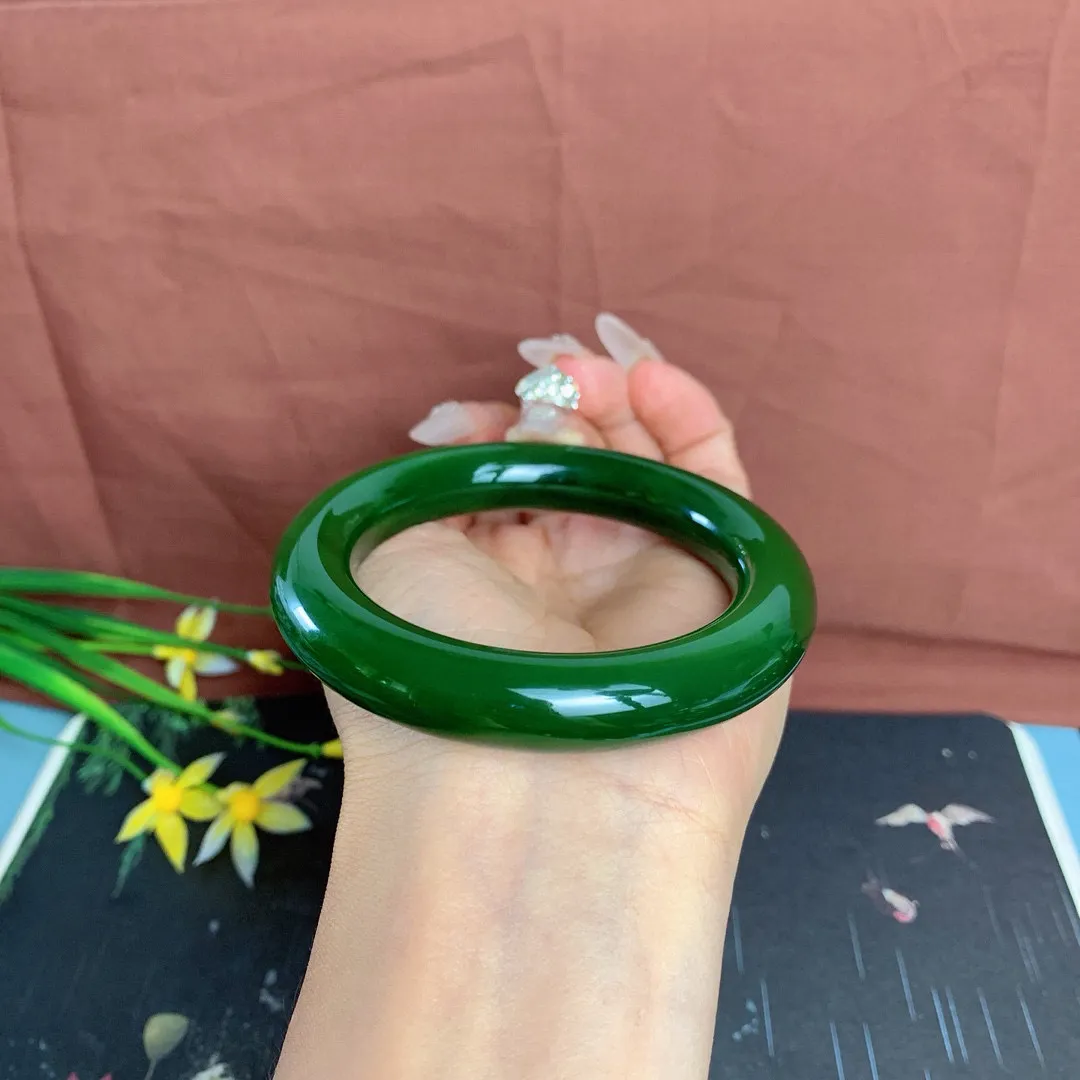 臻品，和田玉55圈口鲜菠菜绿肥圆条碧玉手镯！圈口55宽12.2玉质细腻油润 底色纯净 无裂无杂 脂粉