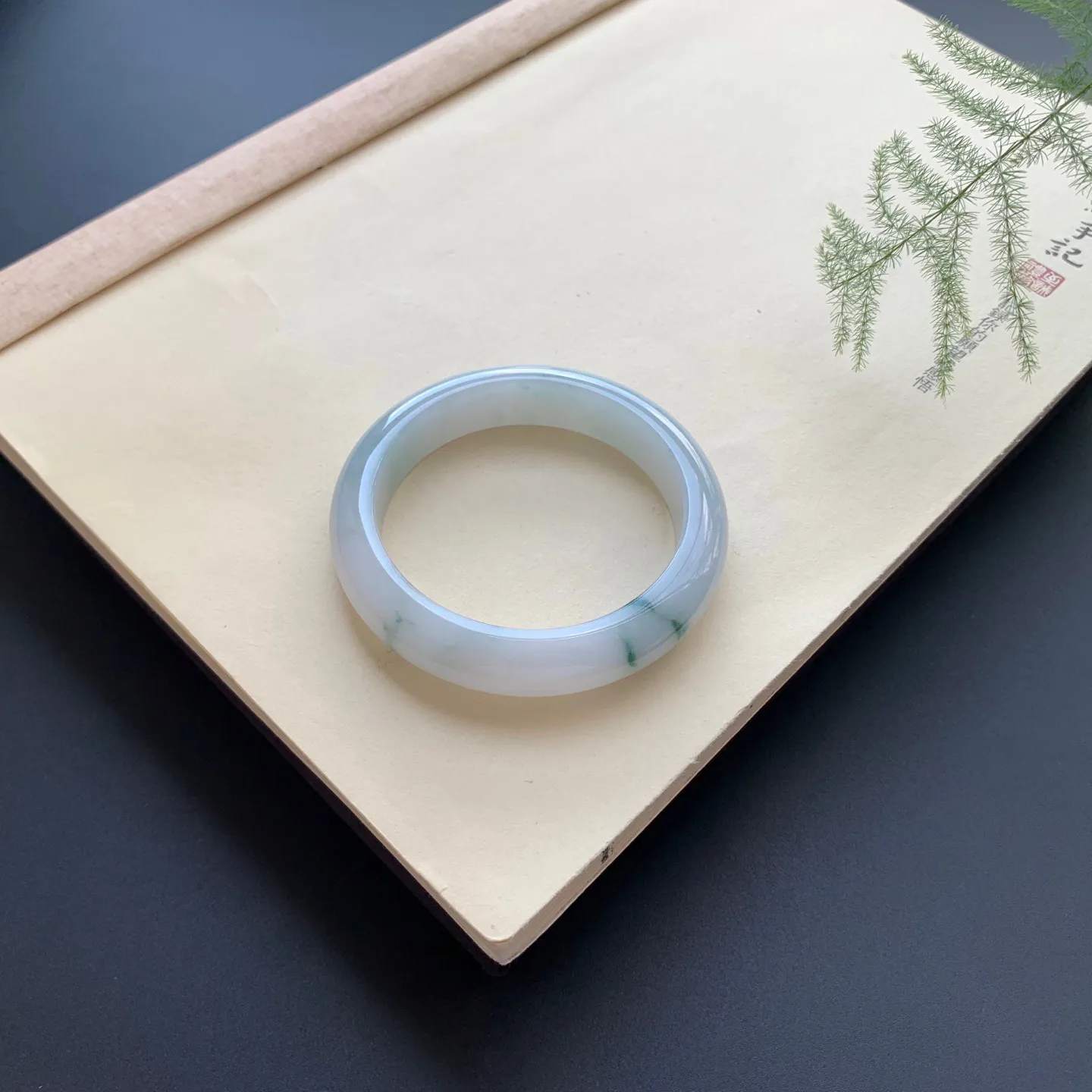 54圈口飘花正圈手镯 尺寸：54-12.5-8.6，无纹裂，细腻光滑，花色飘逸