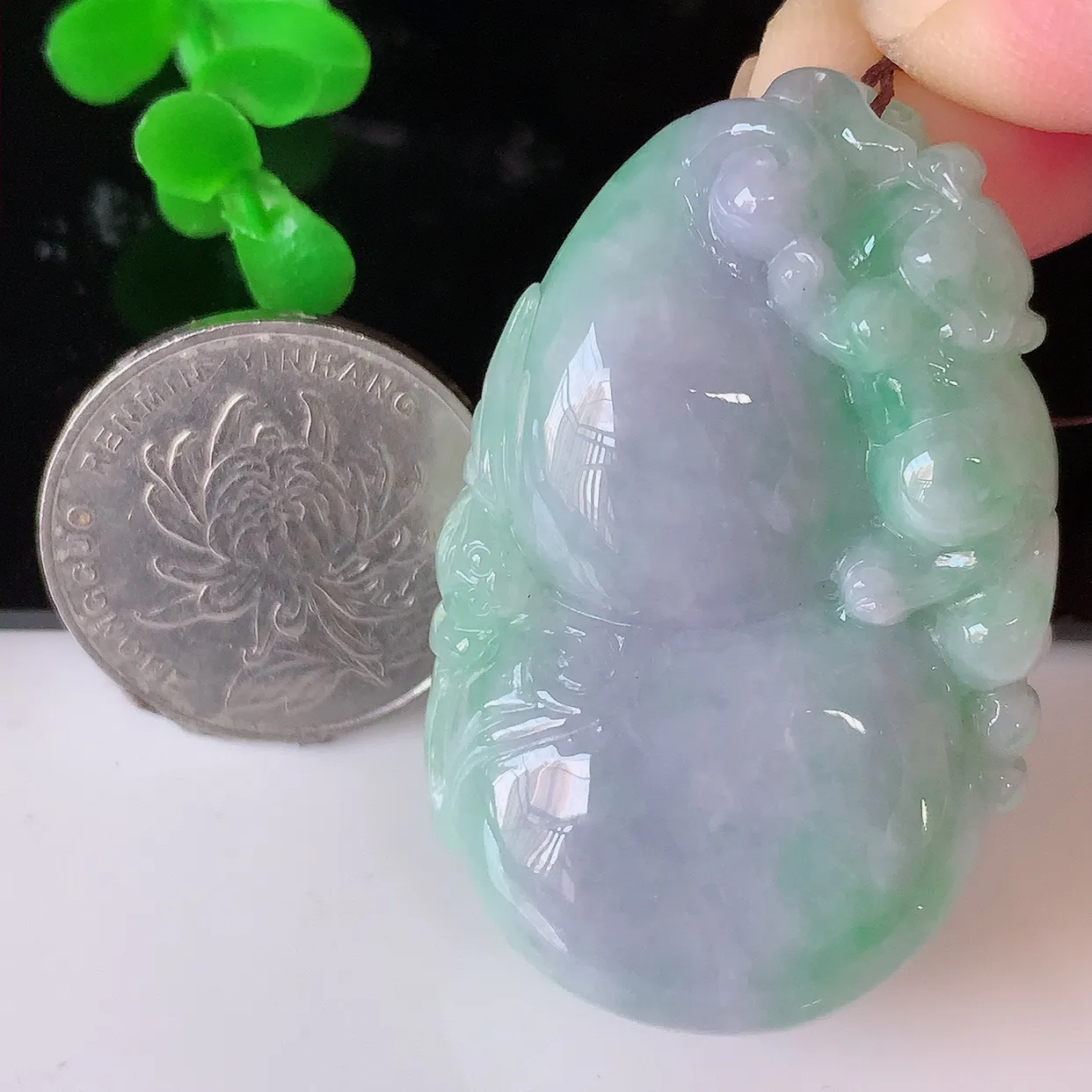 自然光实拍，大件冰润春带彩翡翠葫芦吊坠，葫芦寓意福禄双全，财源滚滚，饱满，清新脱俗，佩戴效果优雅迷人！#05.4