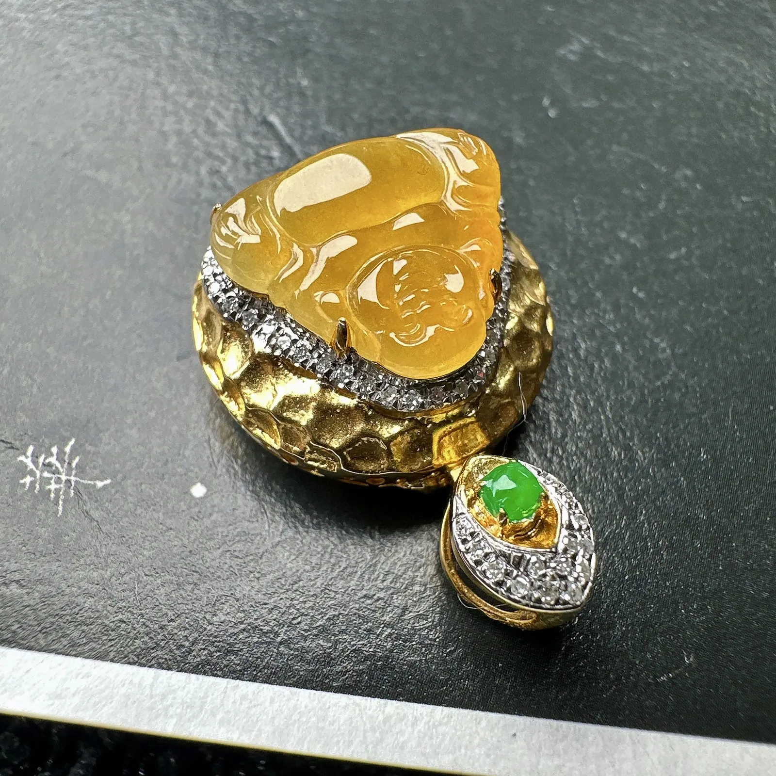 【冰种黄翡佛公】质地细腻，工艺很好，饱满圆润，笑口常开，18k金钻镶嵌，裸石尺寸11.9*14*3.5毫米
