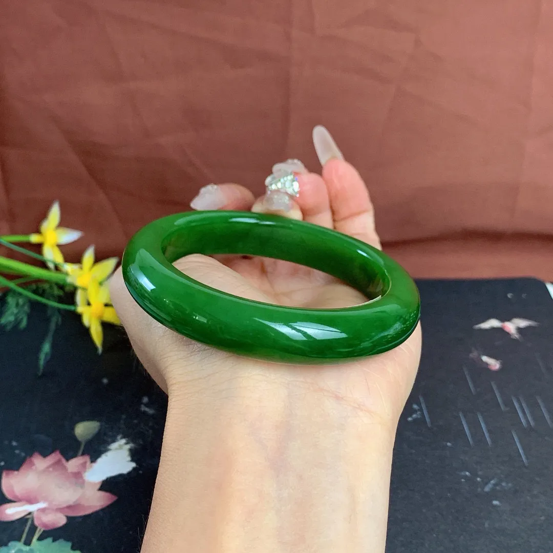 臻品，传家级别，和田玉58圈口鲜菠菜绿碧玉手镯！圈口58宽12.8厚9.2重62.3克，玉质细腻油润