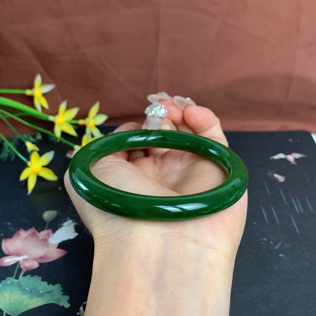 和田玉57圈口菠菜绿圆条碧玉手镯！圈口57宽9玉质细腻油润 底色纯净 无裂无棉 脂粉好，品质高。