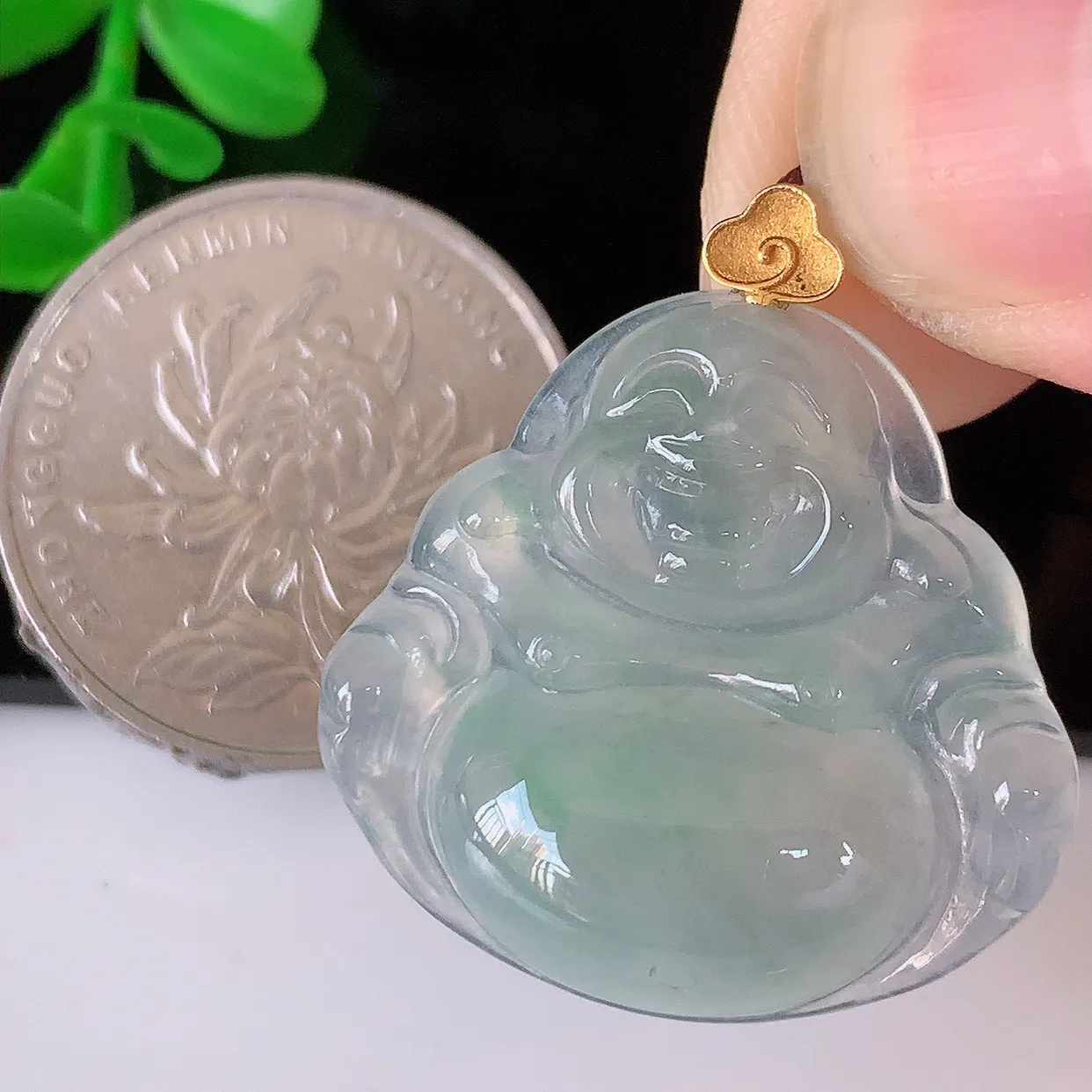 自然光实拍，18K金镶嵌冰种飘花翡翠佛公吊坠，冰透饱满， 佛公亦保平安，寓意有福（佛公）相伴，品相佳，配戴优雅迷人！#1.4整体29裸石26.6*25*6.2