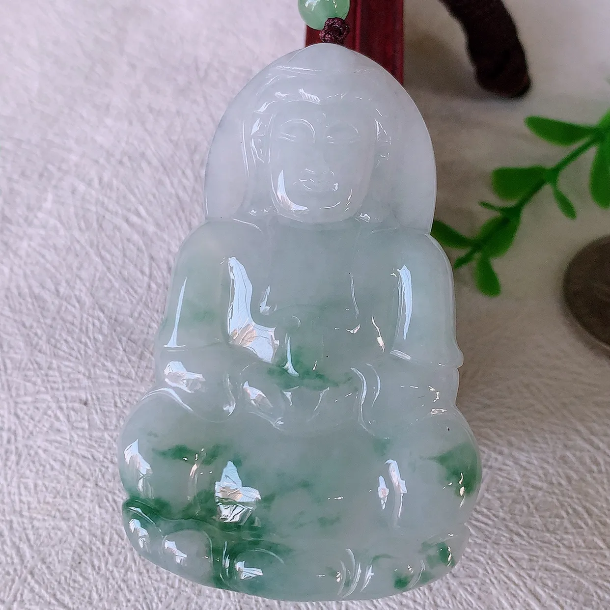 自然光实拍，大件冰飘花观音吊坠，赐福翡翠观音，翠绿迷人，观音面相端庄，佩戴时尚出众！#46.4