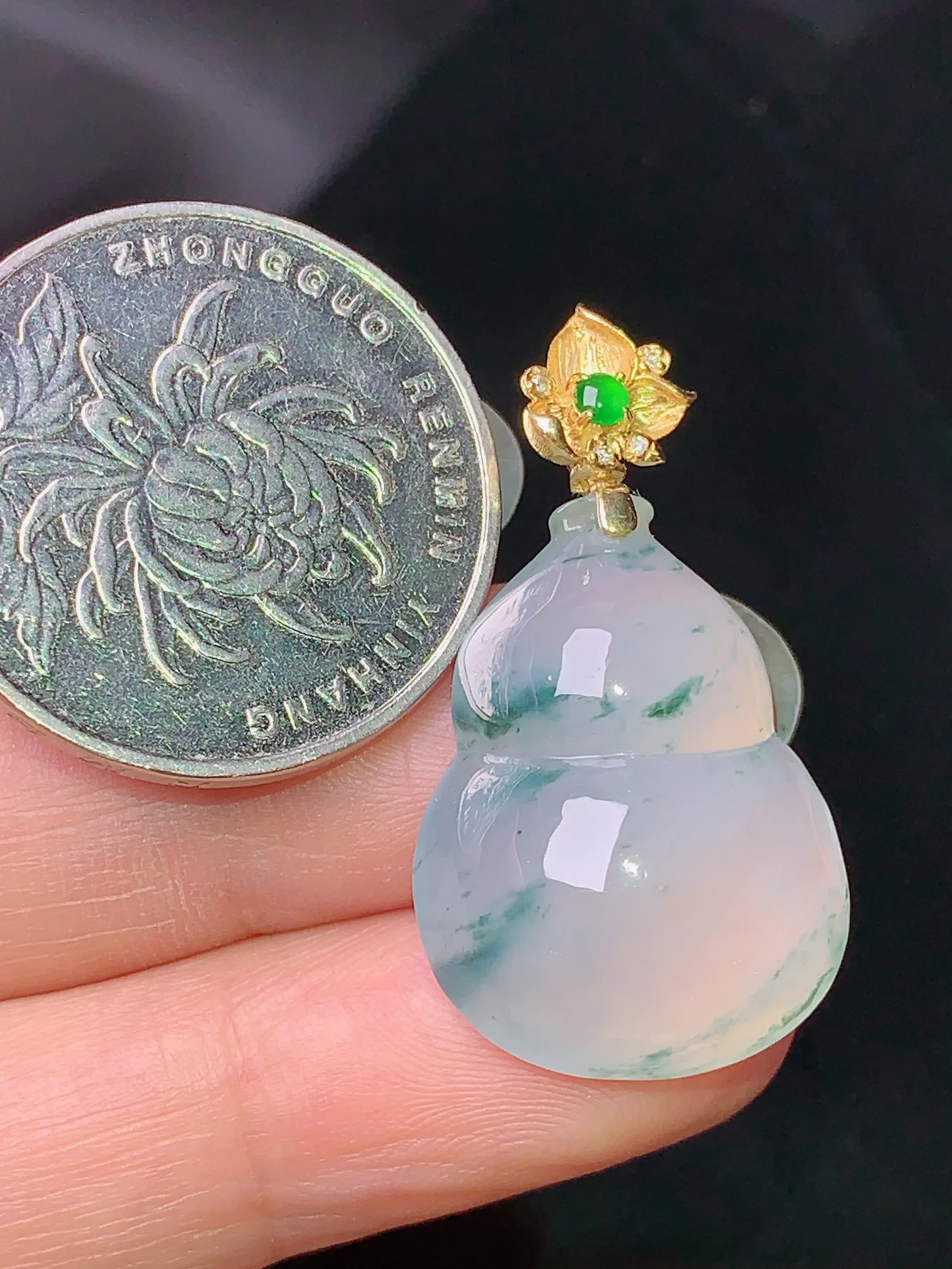 18k金钻镶嵌飘绿葫芦吊坠 玉质细腻 色泽清新艳丽 整体尺寸32.5*17.7*8.6