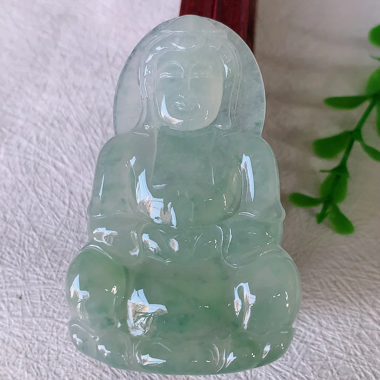 自然光实拍，大件冰种飘花翡翠正庄观音菩萨吊坠，赐福翡翠观音，翠绿迷人，观音面相端庄，佩戴时尚出众！#57.4