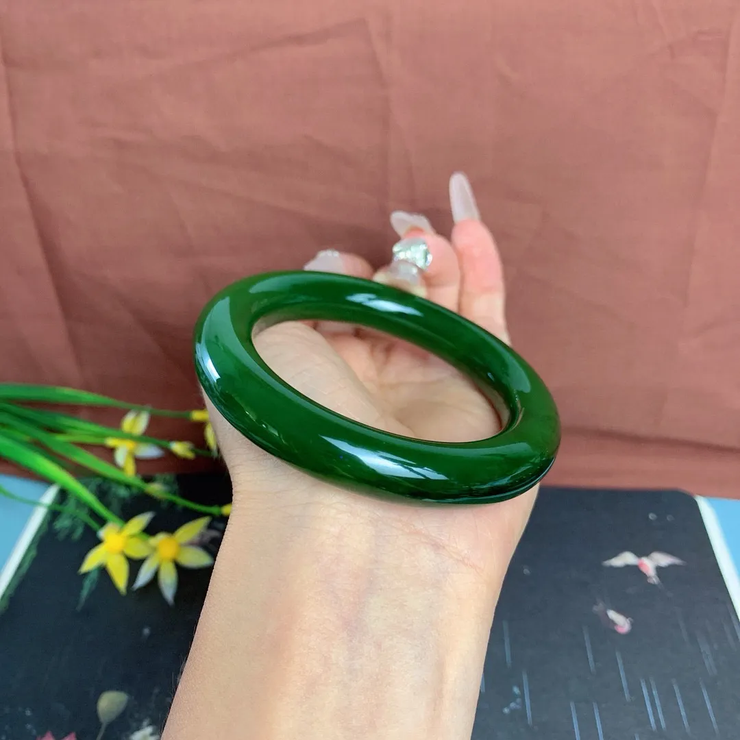 臻品，和田玉55圈口鲜菠菜绿肥圆条碧玉手镯！圈口55宽12.2玉质细腻油润 底色纯净 无裂无杂 脂粉好，品质高。