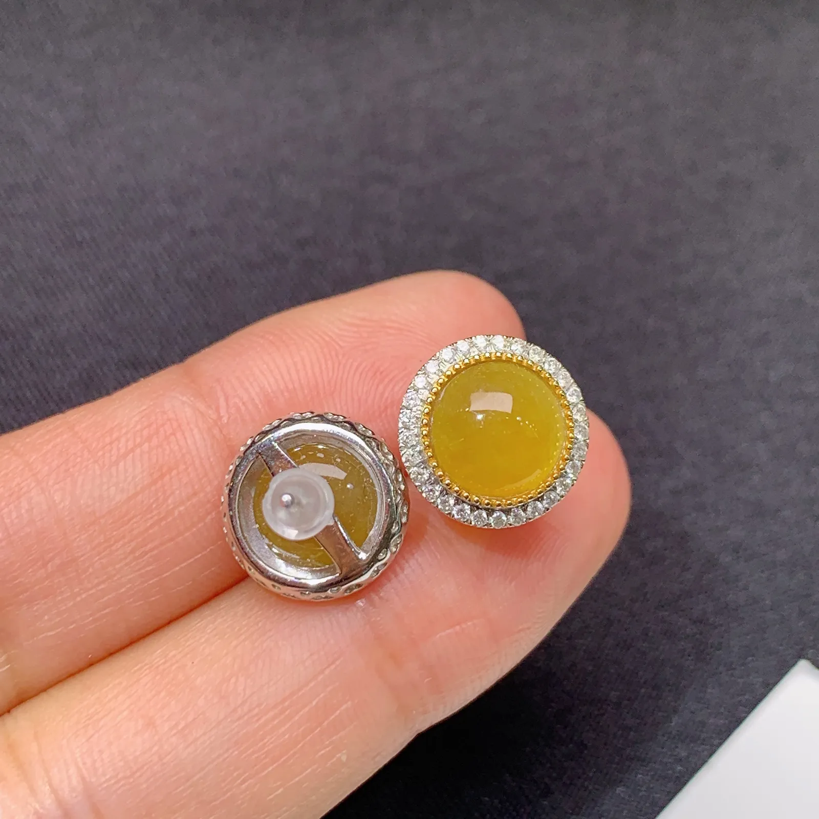 黄翡蛋面耳钉，18k金镶嵌，色泽鲜艳靓丽，水色超佳 裸石尺寸9*3 整体11.3*5.3