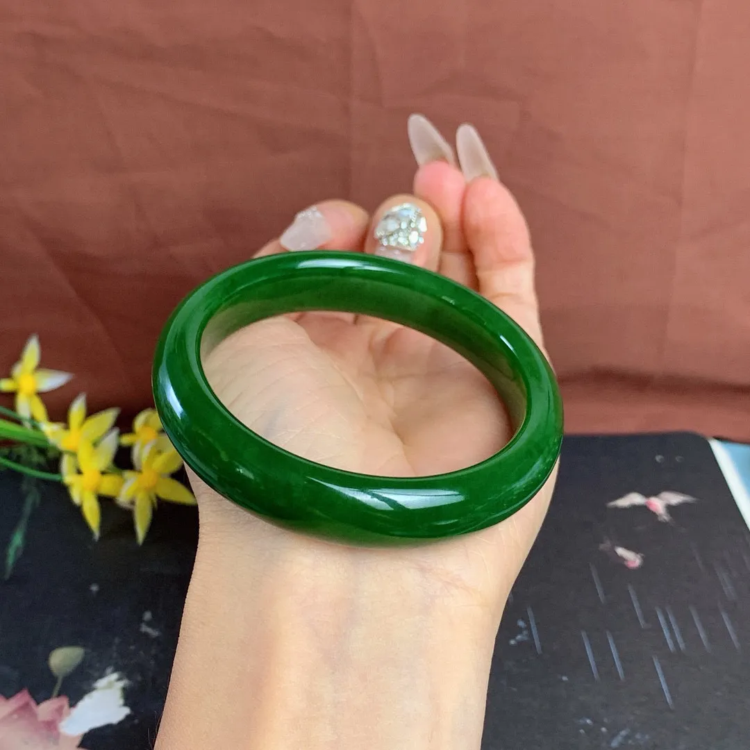 臻品，传家宝，和田玉57圈口鲜菠菜绿碧玉手镯！圈口57宽13.6玉质细腻油润 底色纯净 无裂无杂 脂粉好，品质高。