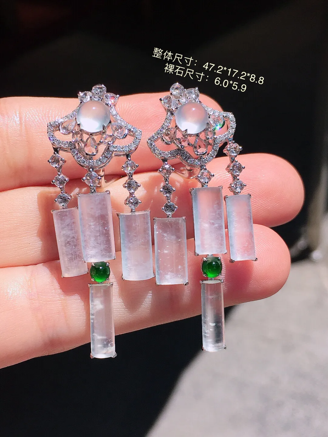 冰种特色耳坠，玉质细腻，荧光感超
强，饱满圆润，尽显优雅气质，18k
金豪华镶嵌