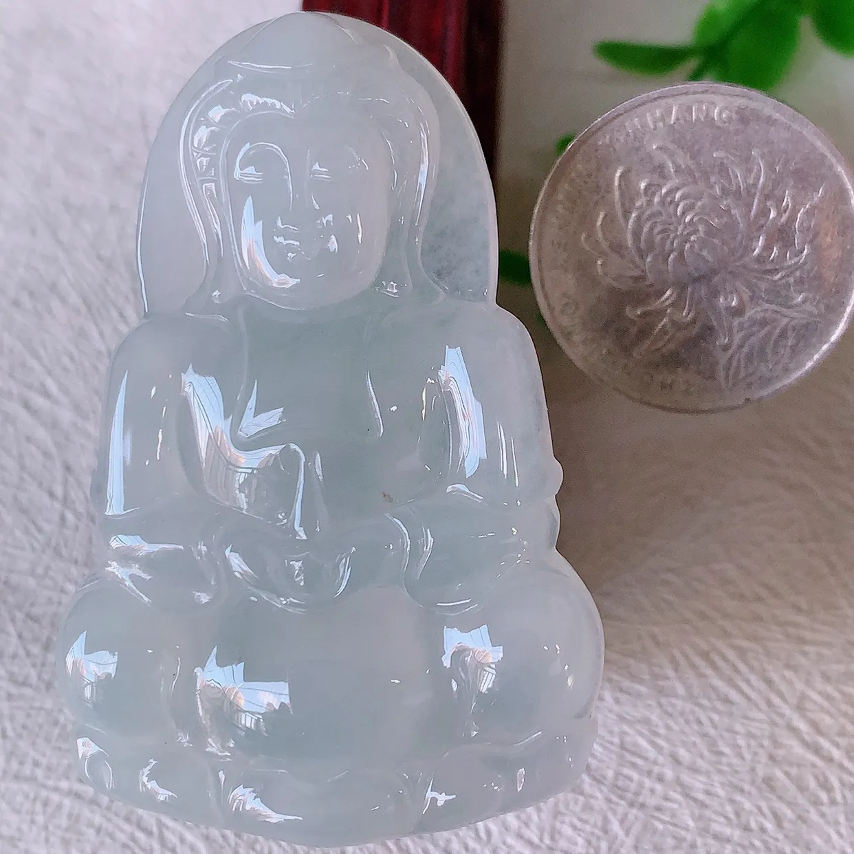 自然光实拍，冰胶观音吊坠，赐福翡翠观音，翠绿迷人，观音面相端庄，佩戴时尚出众！#46.4