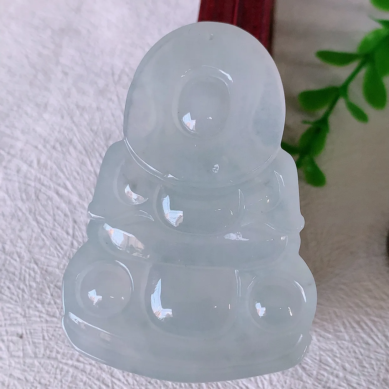 自然光实拍，冰胶观音吊坠，赐福翡翠观音，翠绿迷人，观音面相端庄，佩戴时尚出众！#46.4