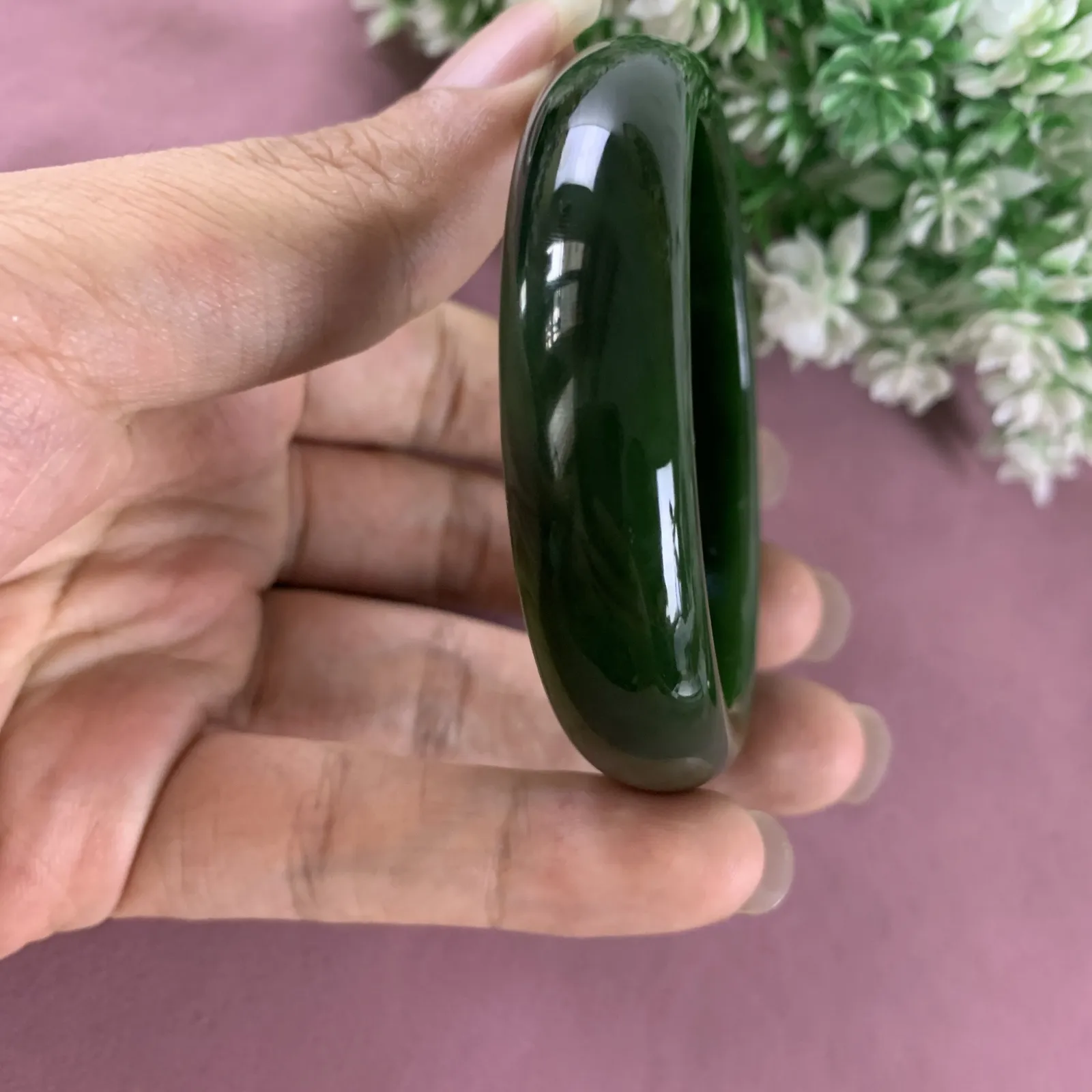 和田玉碧玉57圈口菠菜绿手镯，圈口57宽14.5品质好，料子好，脂粉好，细腻油润，佩戴端庄典雅，低调