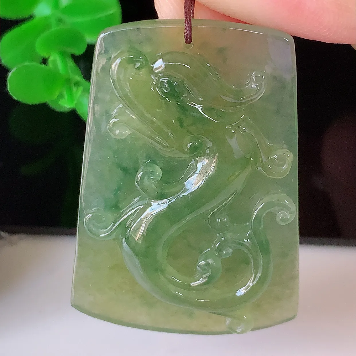 自然光实拍，精雕冰种黄加绿翡翠龙牌吊坠，龙行天下，雕工立体精湛，翡翠龙牌，种老水足，配戴霸气时尚，值得收藏!#81.4