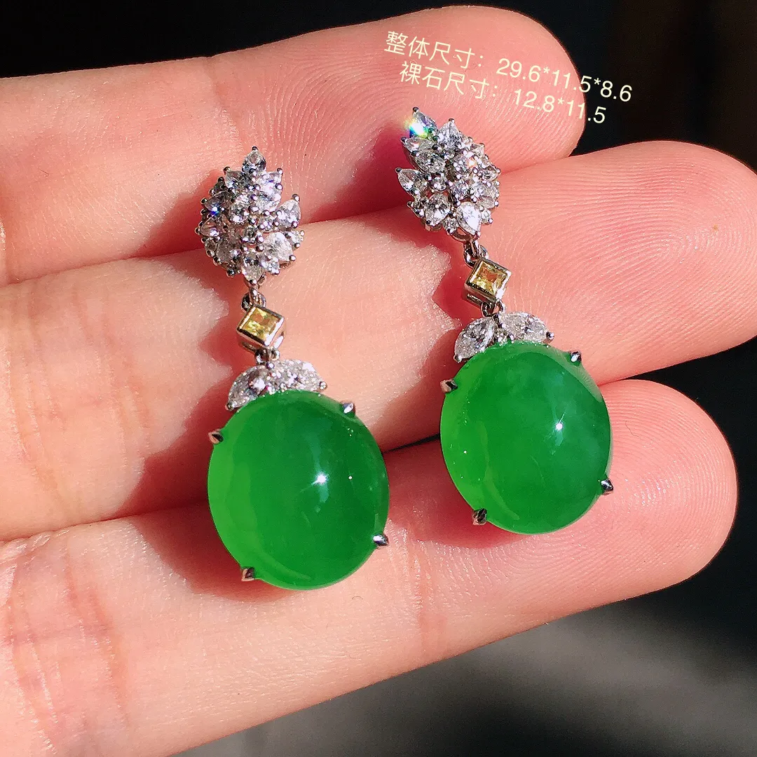 阳绿蛋面耳坠，色泽均匀艳丽，玉质细腻，荧光感超
强，饱满圆润，尽显优雅气质，18k
金豪华镶嵌