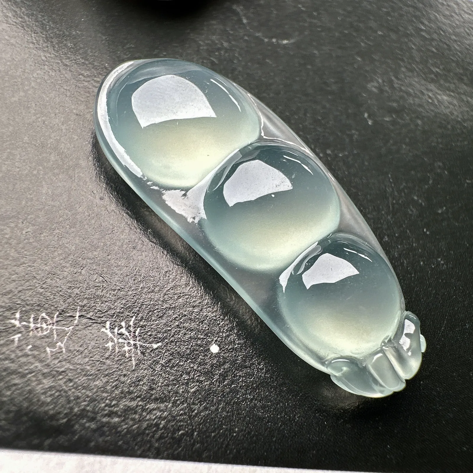 【冰种福豆吊坠】有底色起钢光，种地上乘，冰感十足，通透起光，饱满圆润