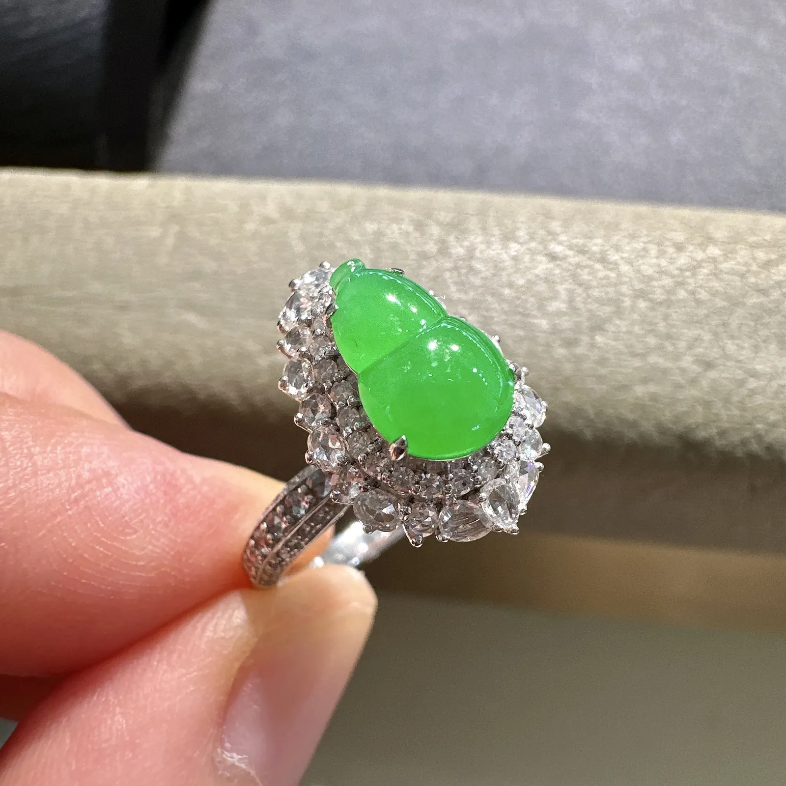 【冰种满绿戒指】质地均匀细腻，冰润起光，胶感强烈，冰感明显。颜色浓郁娇艳，18K金钻精美镶嵌，裸石尺