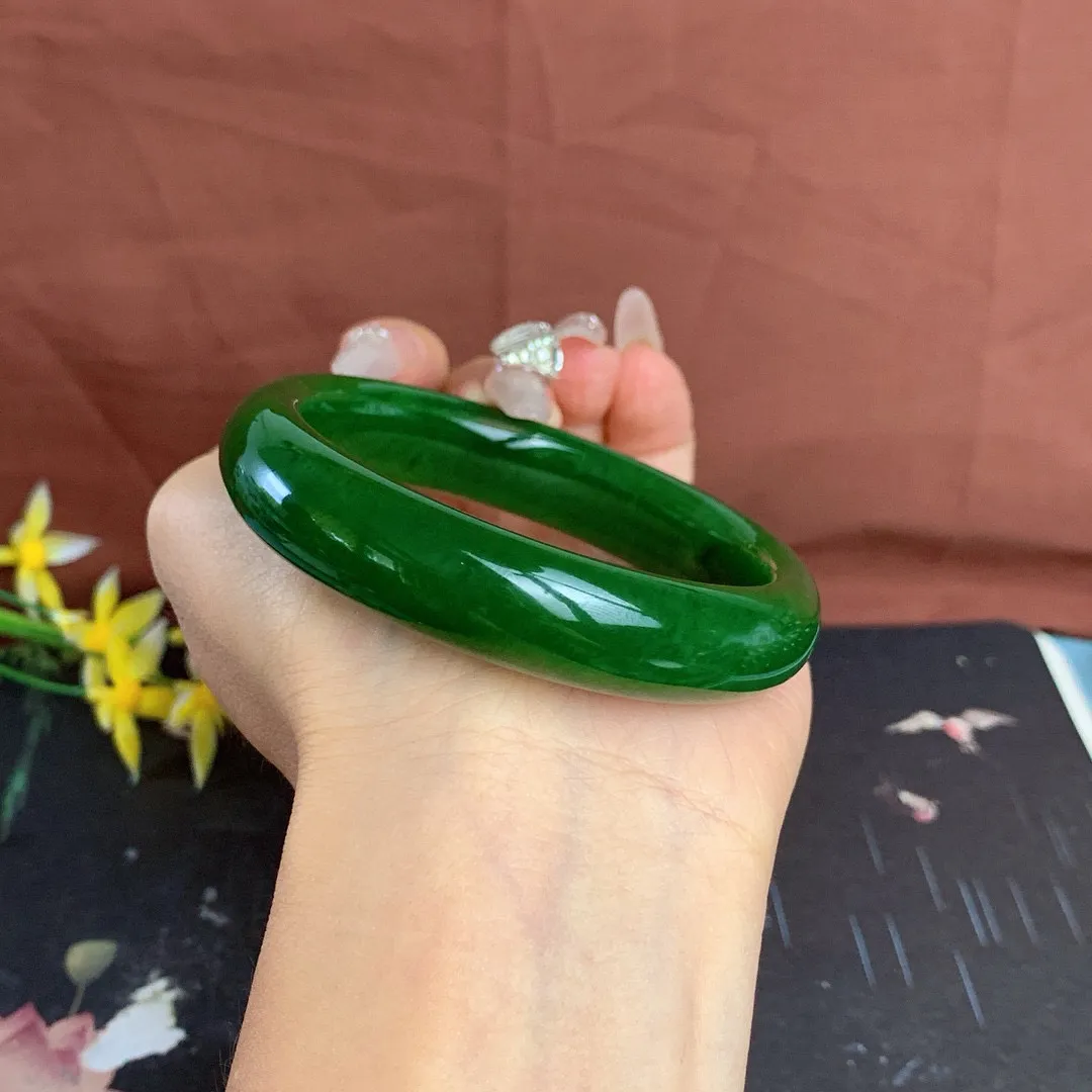 臻品，传家宝，和田玉57圈口鲜菠菜绿碧玉手镯！圈口57宽13.6玉质细腻油润 底色纯净 无裂无杂 脂粉好，品质高。