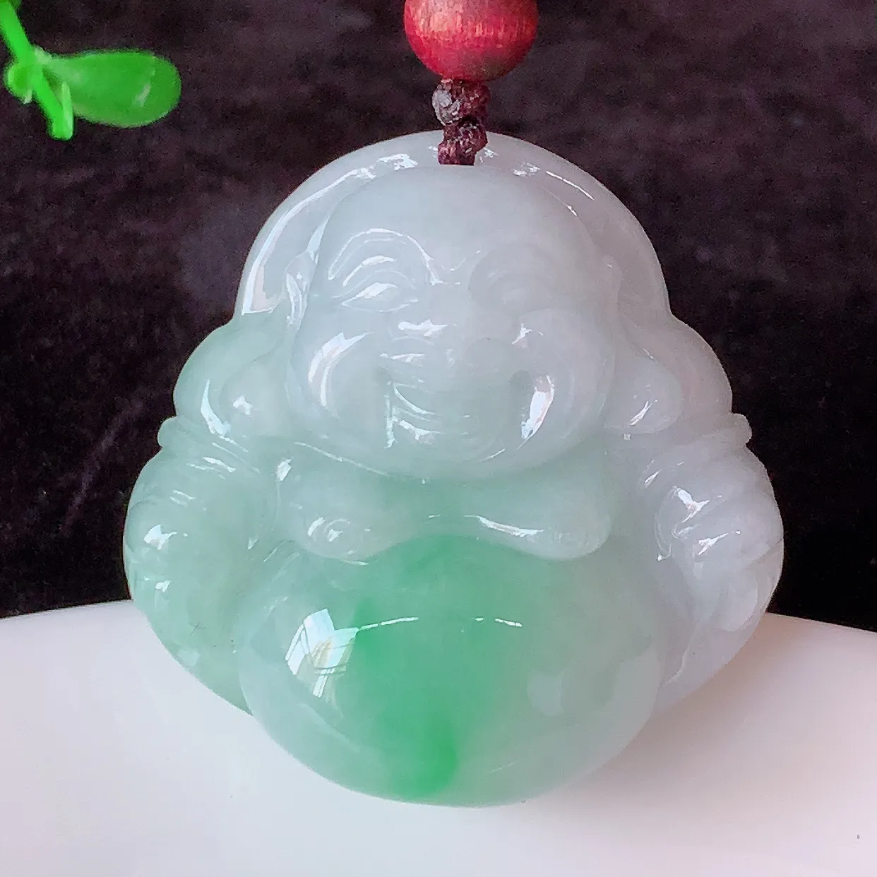 自然光实拍，冰润飘绿佛公吊坠，翡翠开心笑佛，种老水足，颜色漂亮，立体饱满圆润，佩戴效果赞#46.4