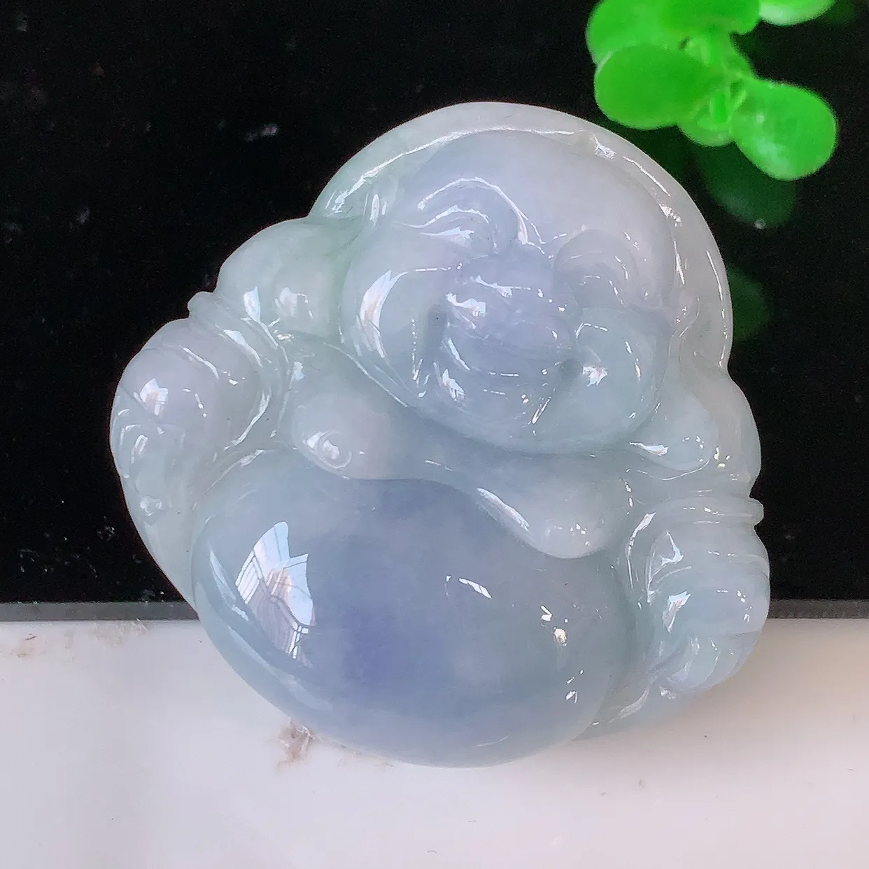 自然光实拍，大件厚装冰润紫罗兰翡翠佛公吊坠，翡翠开心笑佛，种老水足，颜色漂亮，立体饱满圆润，佩戴效果赞#46.4