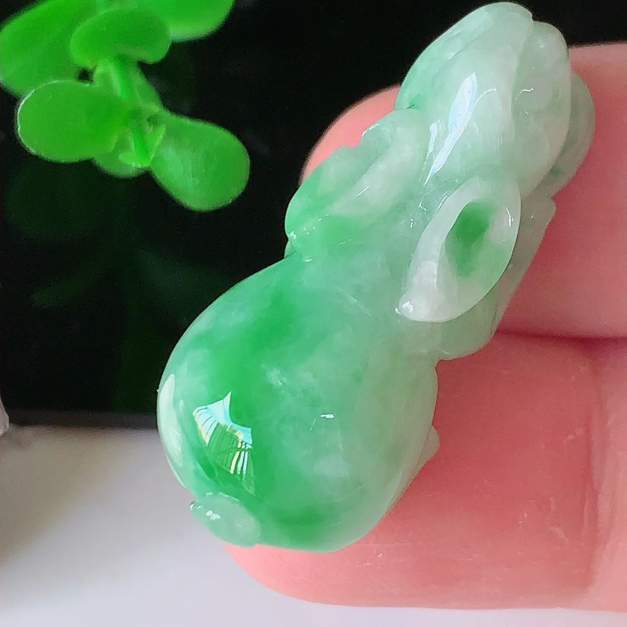 自然光实拍，冰润飘绿翡翠生肖兔吊坠，种老水足，雕工精湛 ，寓意美好，佩戴时尚出众！#87.4