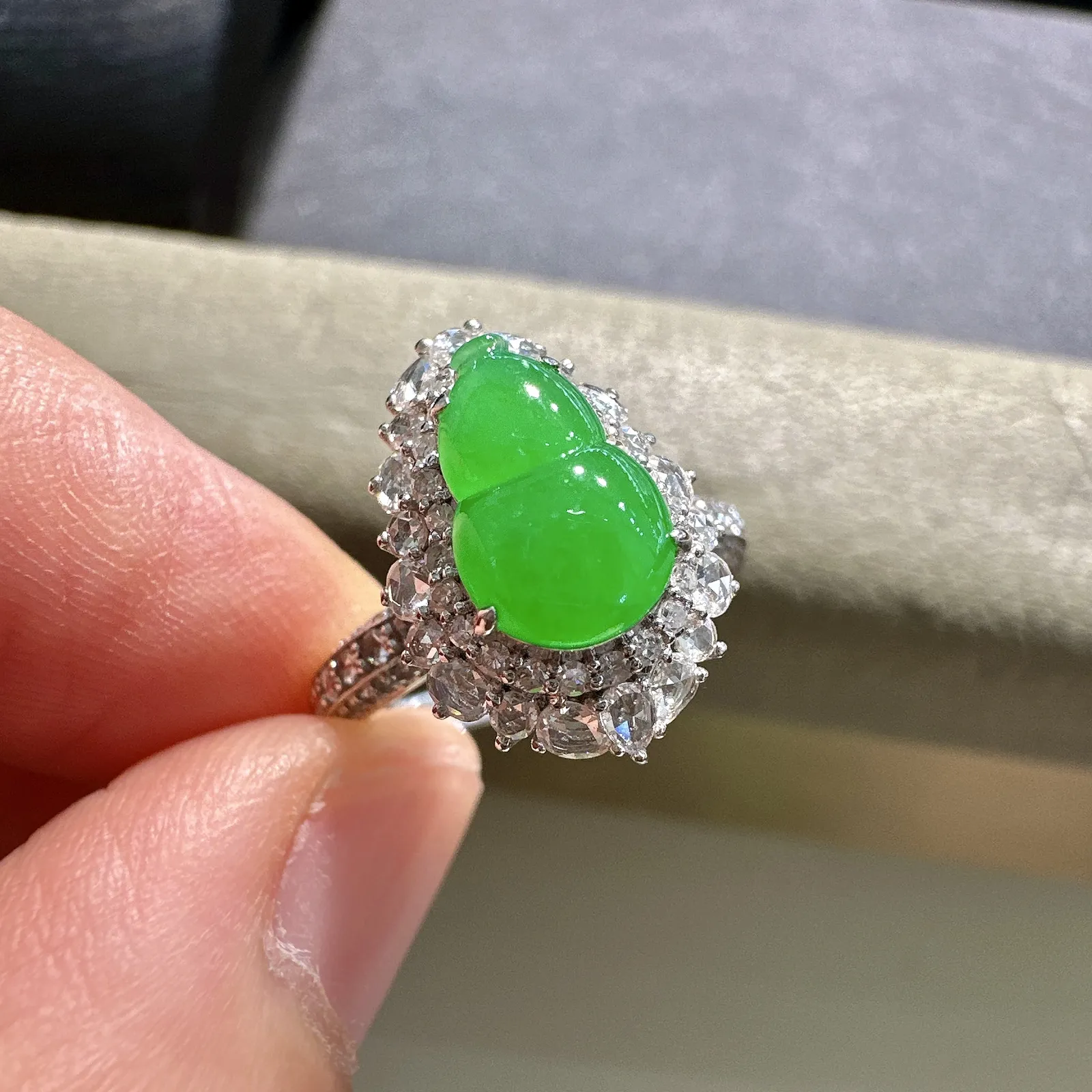 【冰种满绿戒指】质地均匀细腻，冰润起光，胶感强烈，冰感明显。颜色浓郁娇艳，18K金钻精美镶嵌，裸石尺寸9.9*6.6*2.7毫米，圈口可改