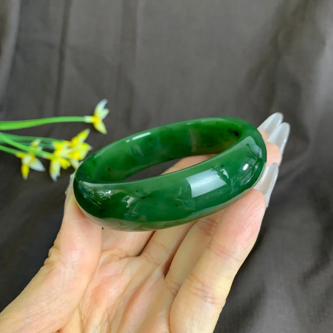 和田玉58圈口鲜菠菜绿宽版碧玉手镯！玉质细腻油润 底色纯净 无裂无棉 脂粉好，品质高。
