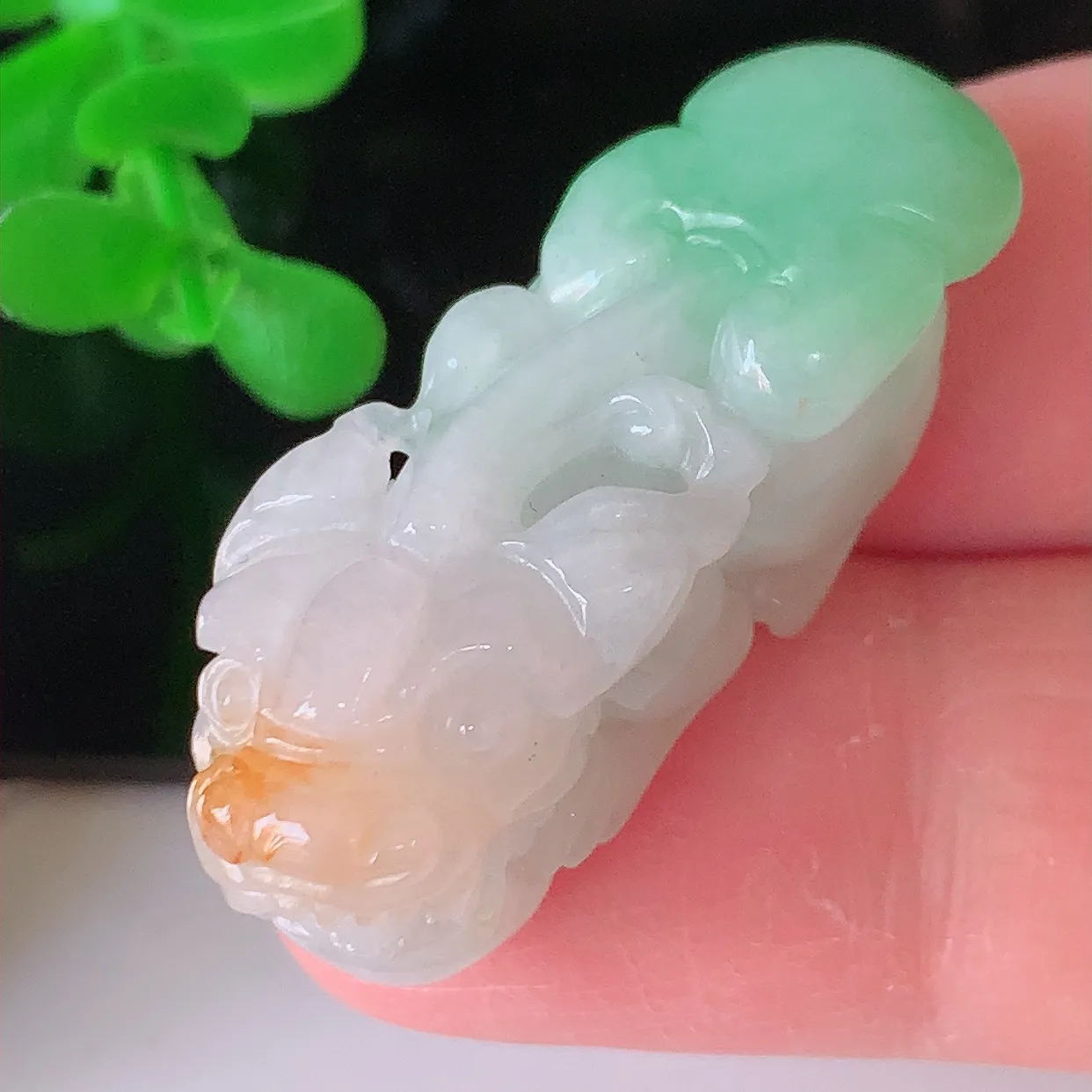 自然光实拍，冰润黄加绿翡翠招财貔貅吊坠，三彩，民间有“一摸貔貅运程旺盛，再摸貔貅财运滚滚，三摸貔貅平步青云 ”的美好祝愿。#81.4