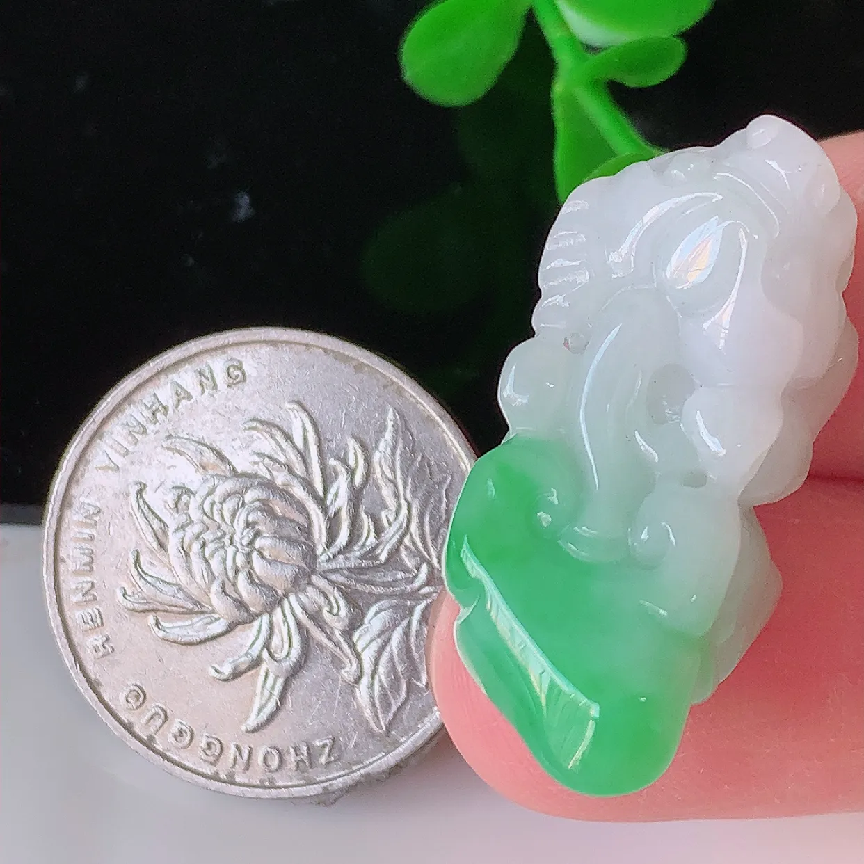 自然光实拍，冰润飘绿招财貔貅翡翠吊坠，民间有“一摸貔貅运程旺盛，再摸貔貅财运滚滚，三摸貔貅平步青云 ”的美好祝愿。#81.4