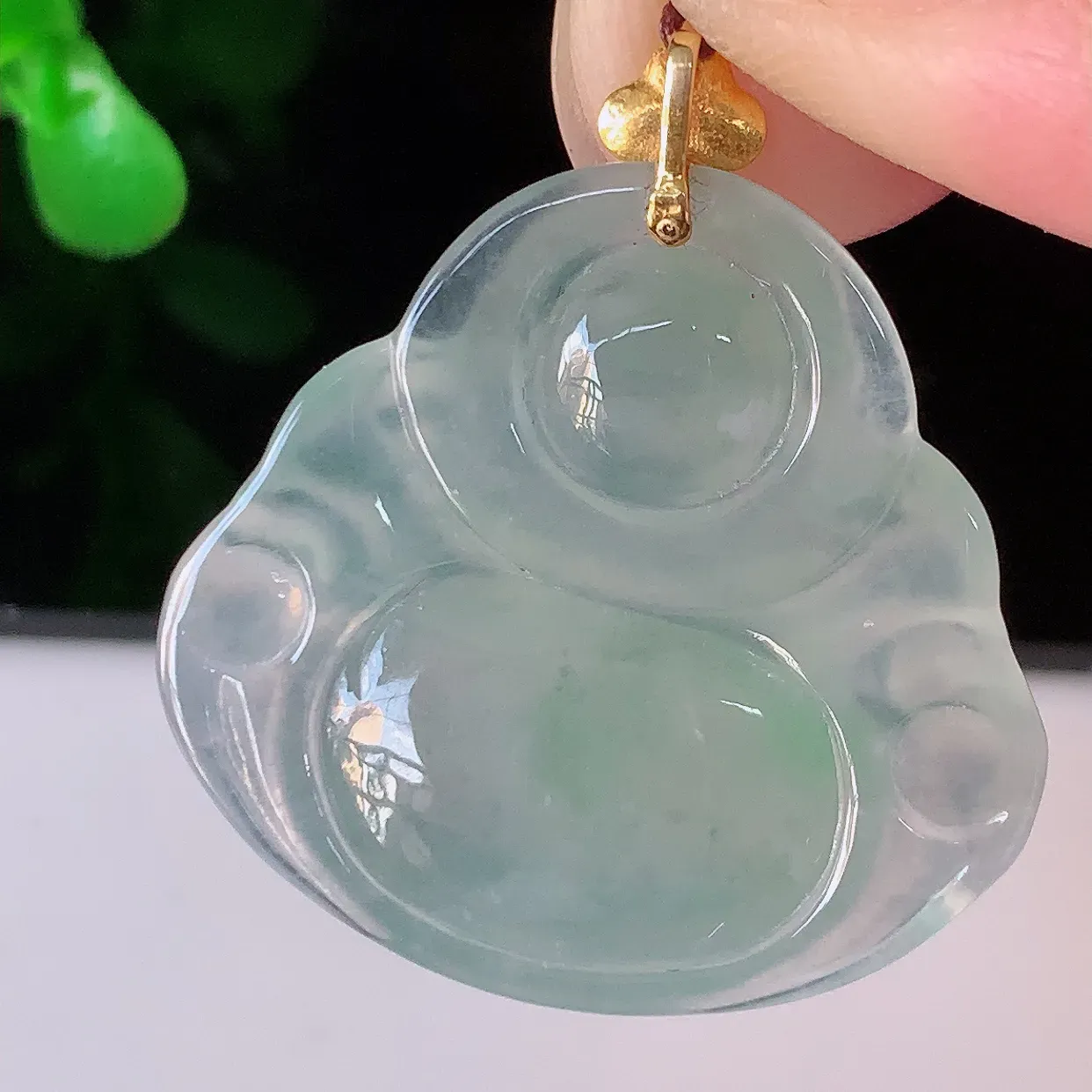 自然光实拍，18K金镶嵌冰种飘花翡翠佛公吊坠，冰透饱满， 佛公亦保平安，寓意有福（佛公）相伴，品相佳，配戴优雅迷人！#1.4整体29裸石26.6*25*6.2