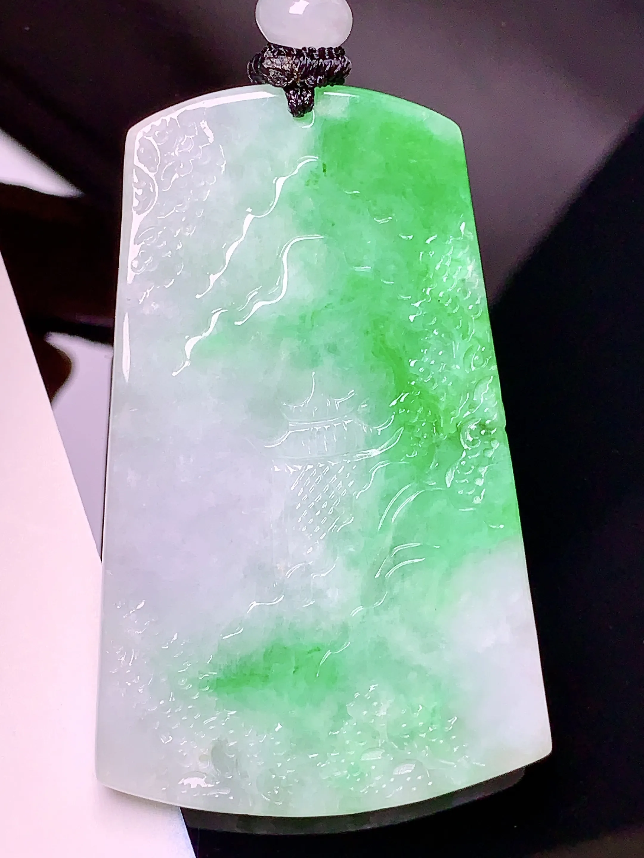 飘绿山水牌吊坠 玉质细腻 色泽清新艳丽 整体尺寸50.8*31.7*6