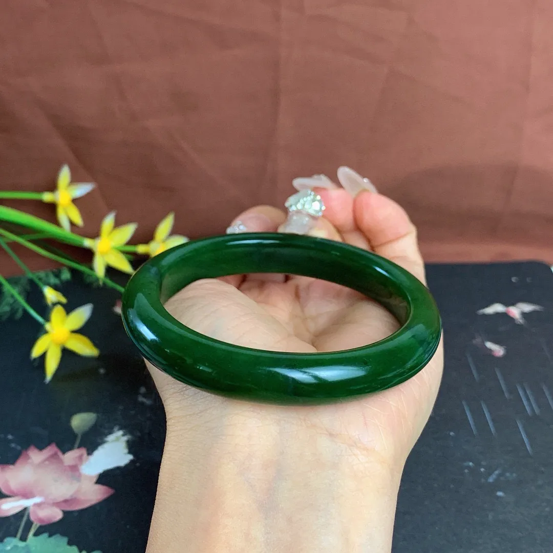 和田玉60圈口菠菜绿碧玉手镯！圈口60宽12玉质细腻油润 底色纯净 无裂无棉 脂粉好，品质高。