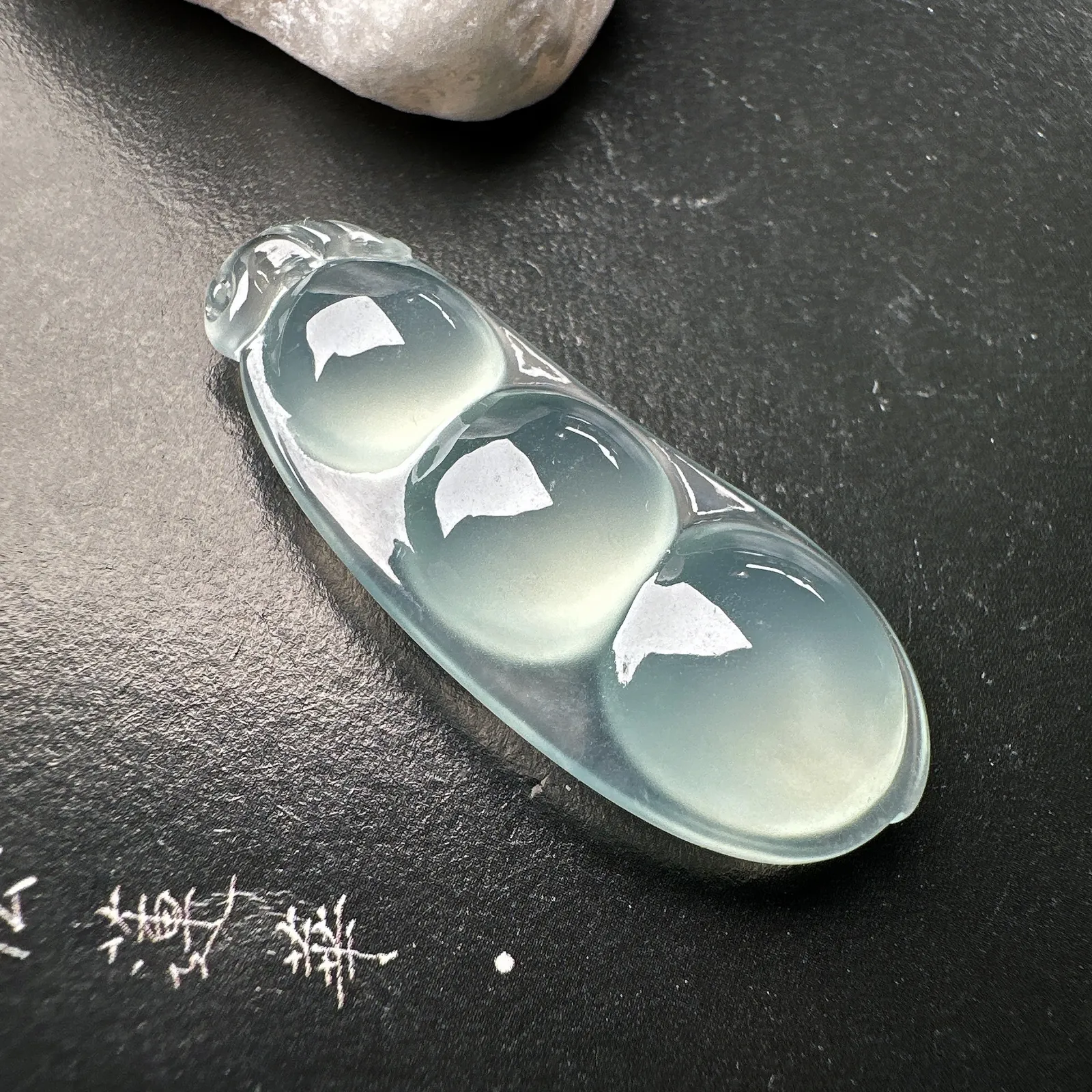 【冰种福豆吊坠】有底色起钢光，种地上乘，冰感十足，通透起光，饱满圆润