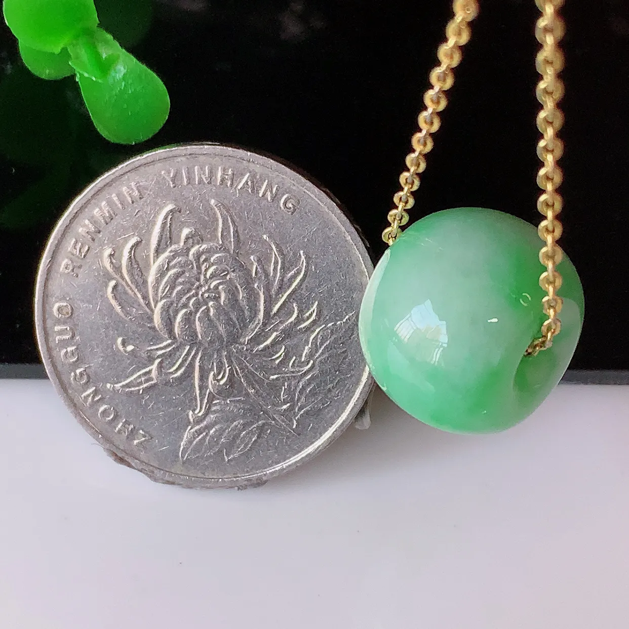 自然光实拍，冰润飘绿翡翠路路通吊坠，寓意时来运转、财源滚滚，款式新颖时尚，日常百搭的款！配图银链#05.4