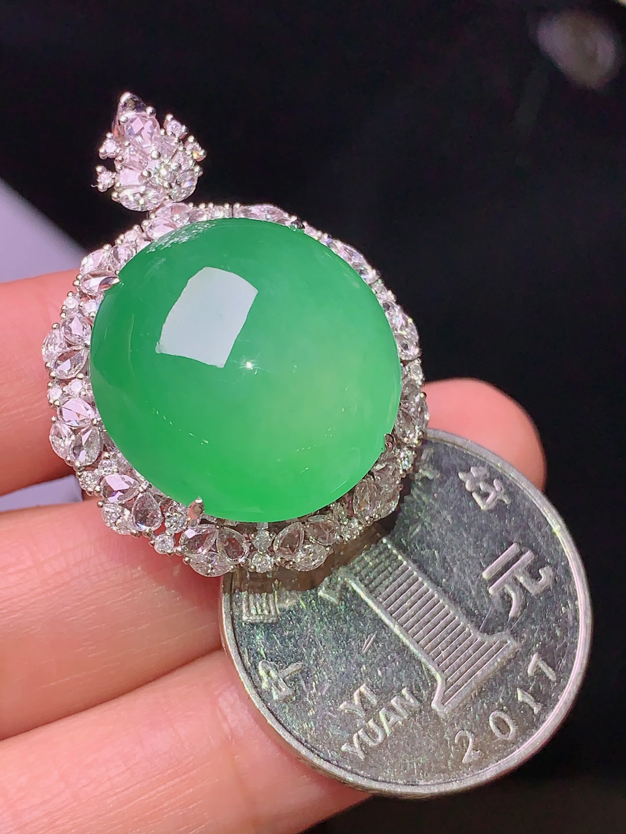 18k金钻镶嵌满绿蛋面戒指吊坠两用款 玉质细腻 色泽清新艳丽 圈口15.5 整体尺寸33.5*24.8*16.2