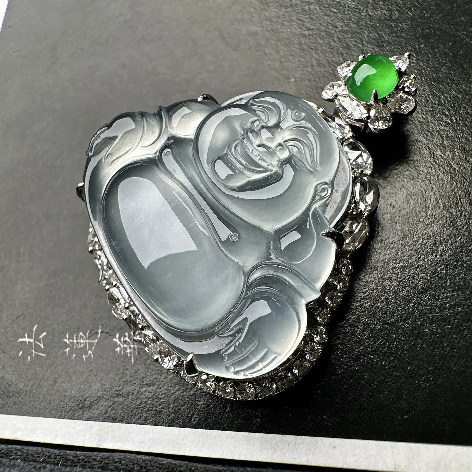 【冰种佛公吊坠】种水上乘，晶莹剔透，纯净通透，莹光感很强，18k金钻镶嵌，裸石尺寸26.3*33.1*7.3毫米