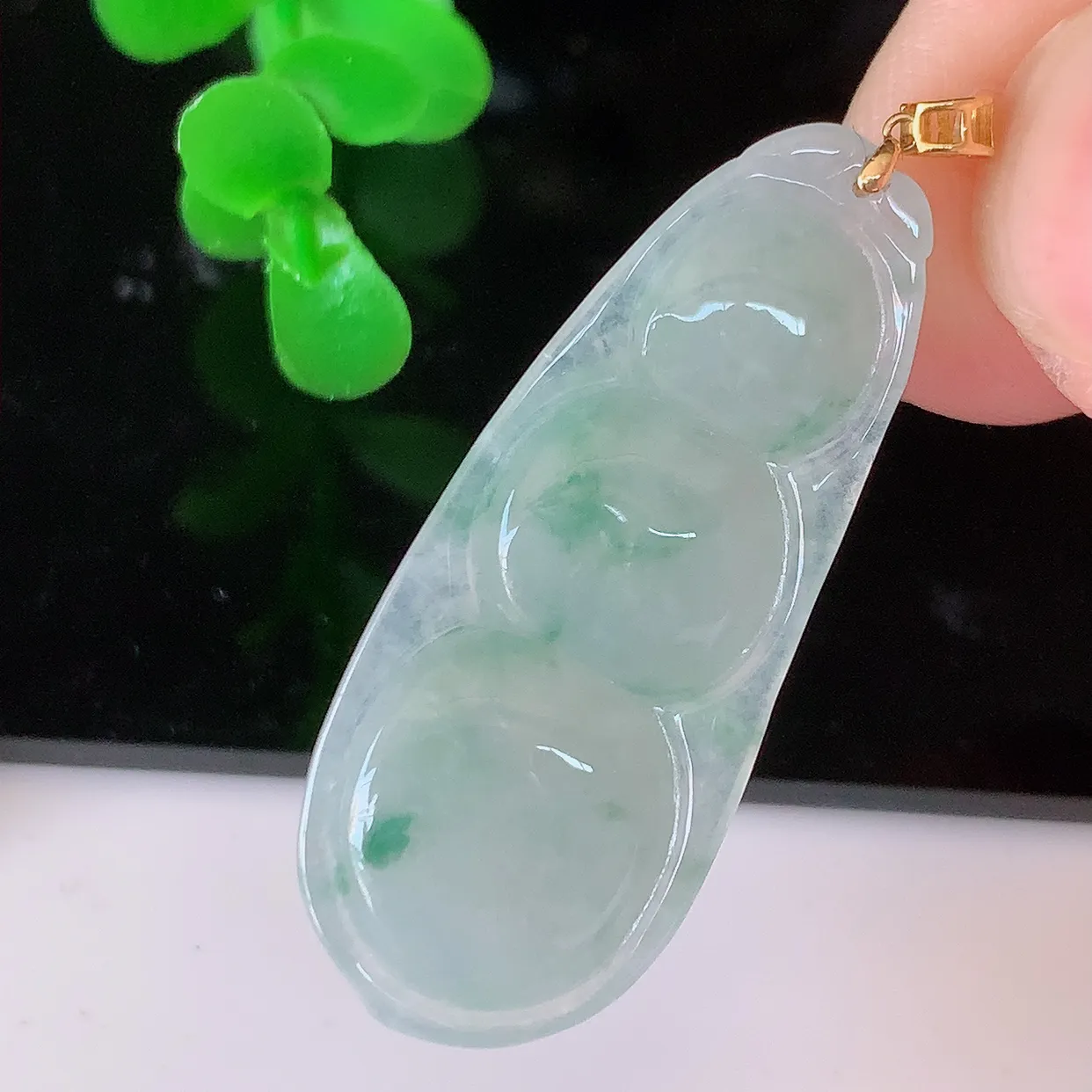 18K金镶嵌冰飘花翡翠四季豆吊坠，平安豆福豆玉坠，冰润通透，豆粒饱满，寓意：豆蔻年华！#49.4