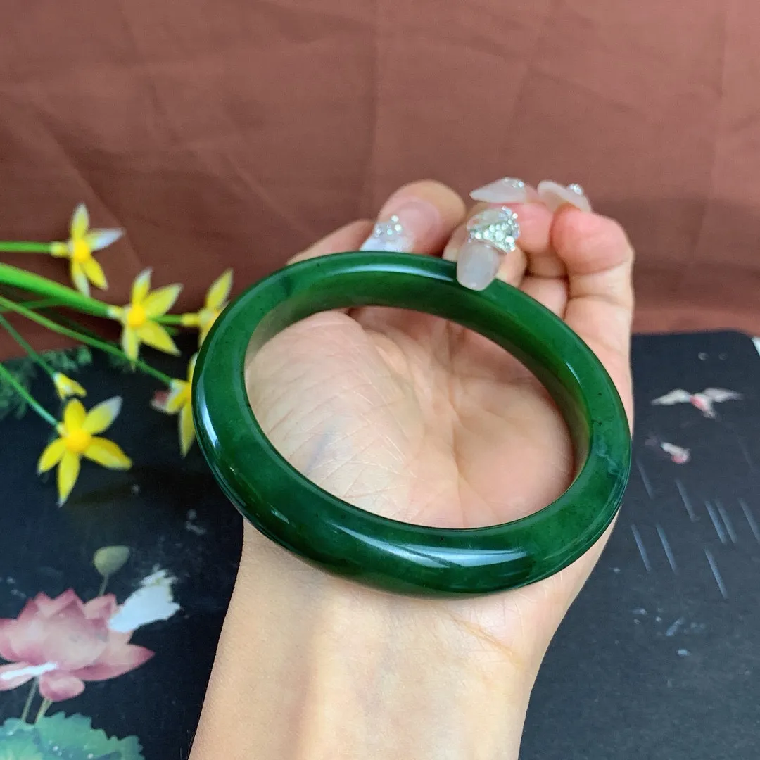 和田玉60圈口菠菜绿碧玉手镯！圈口60宽12玉质细腻油润 底色纯净 无裂无棉 脂粉好，品质高。