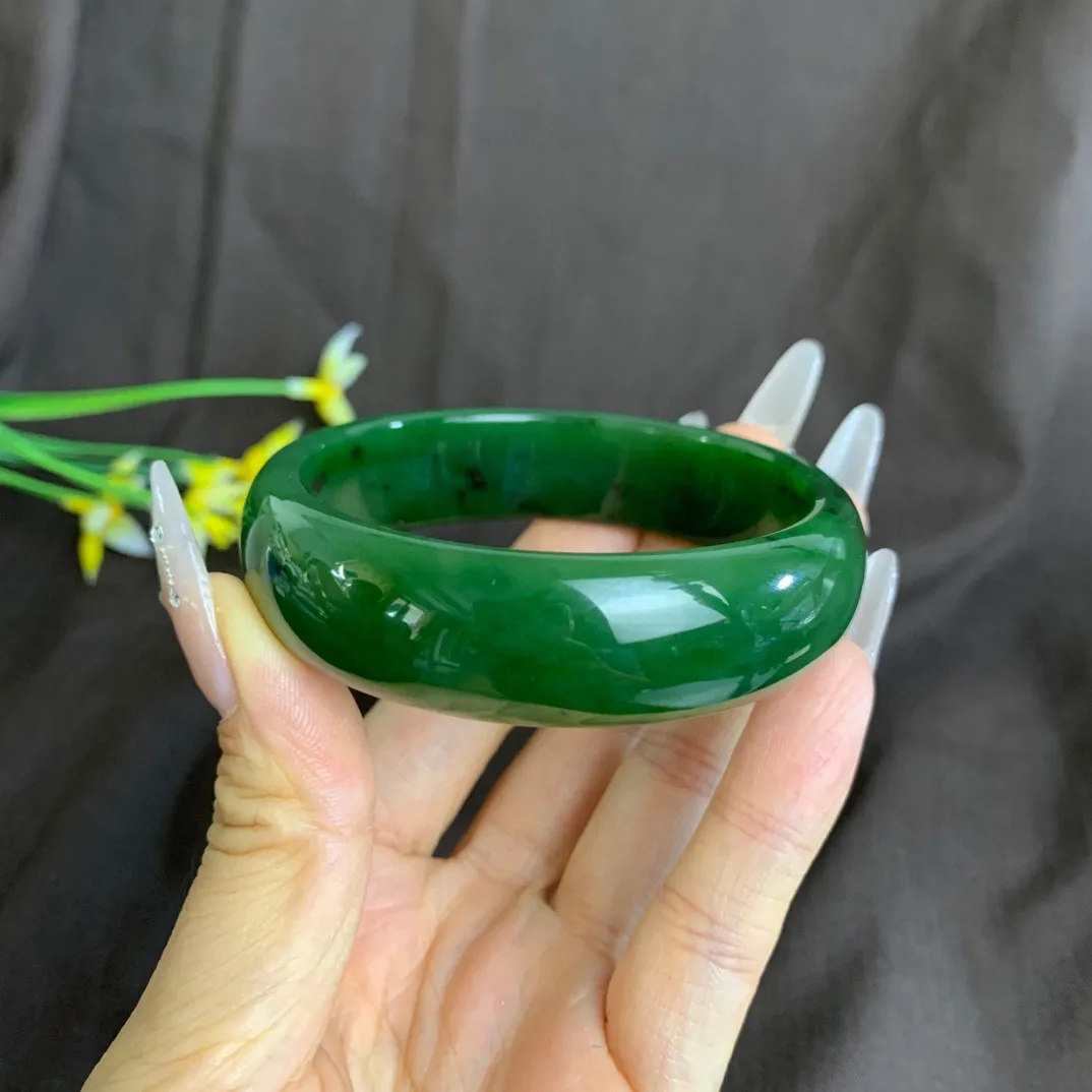 和田玉58圈口鲜菠菜绿宽版碧玉手镯！玉质细腻油润 底色纯净 无裂无棉 脂粉好，品质高。