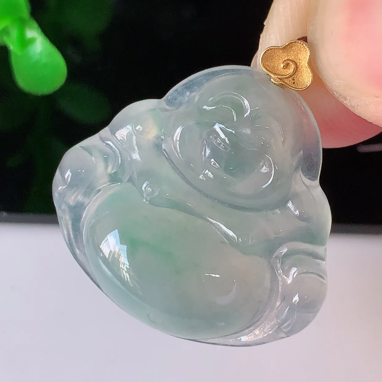 自然光实拍，18K金镶嵌冰种飘花翡翠佛公吊坠，冰透饱满， 佛公亦保平安，寓意有福（佛公）相伴，品相佳，配戴优雅迷人！#1.4整体29裸石26.6*25*6.2