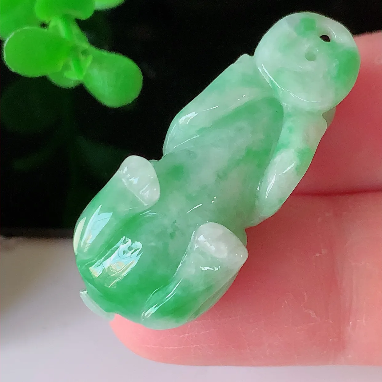 自然光实拍，冰润飘绿翡翠生肖兔吊坠，种老水足，雕工精湛 ，寓意美好，佩戴时尚出众！#87.4
