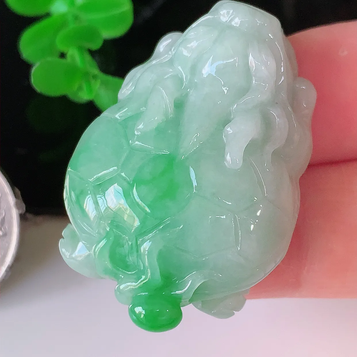 自然光实拍，冰润飘绿翡翠招财龙龟吊坠，种老水足，雕工精湛 ，寓意美好，佩戴时尚出众！#87.4