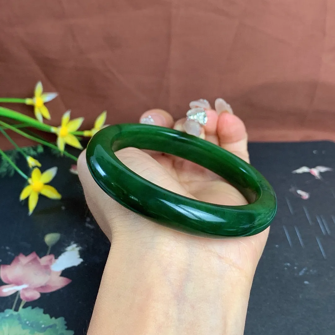 和田玉60圈口菠菜绿碧玉手镯！圈口60宽12玉质细腻油润 底色纯净 无裂无棉 脂粉好，品质高。