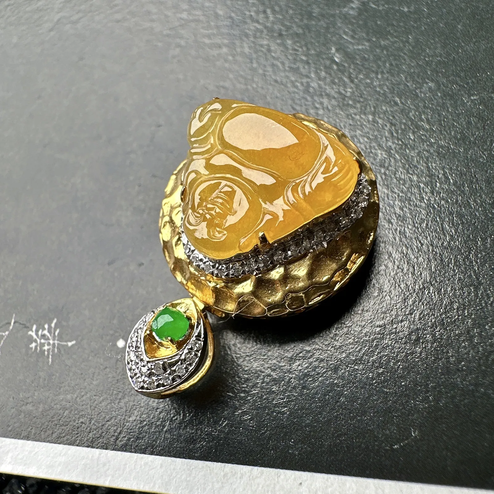 【冰种黄翡佛公】质地细腻，工艺很好，饱满圆润，笑口常开，18k金钻镶嵌，裸石尺寸11.9*14*3.5毫米