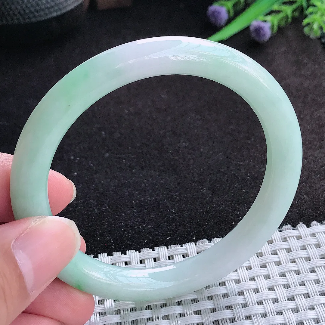 自然光55/8.5/8.7老坑精美温润飘阳绿圆条手镯天然翡翠玉镯百搭女款