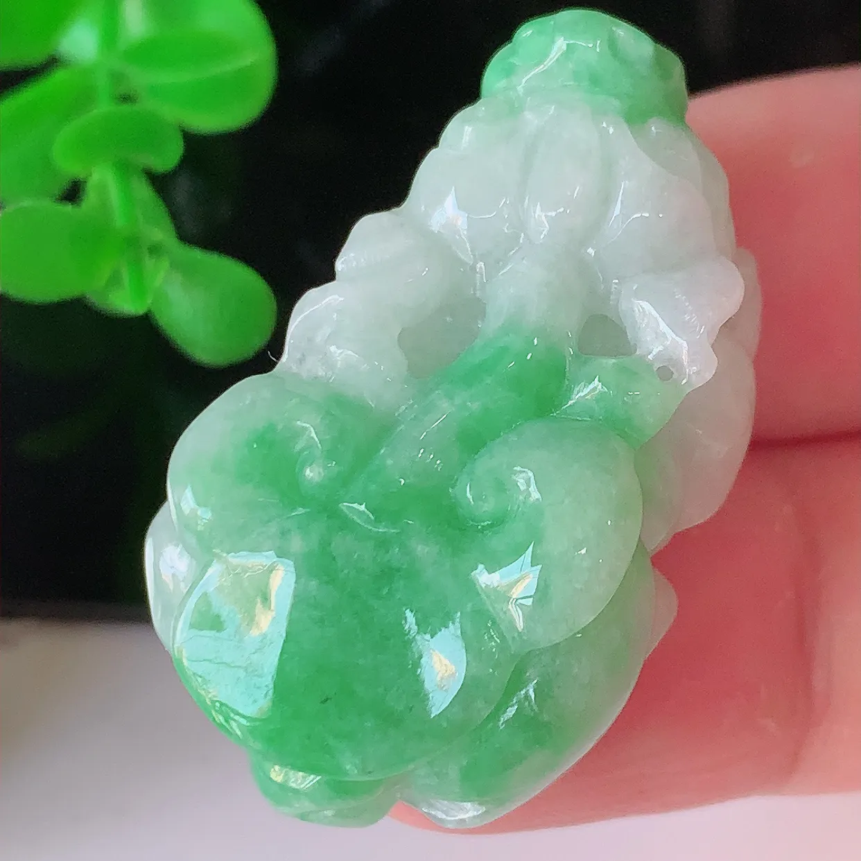 自然光实拍，冰润飘绿招财貔貅吊坠，民间有“一摸貔貅运程旺盛，再摸貔貅财运滚滚，三摸貔貅平步青云 ”的美好祝愿。#81.4
