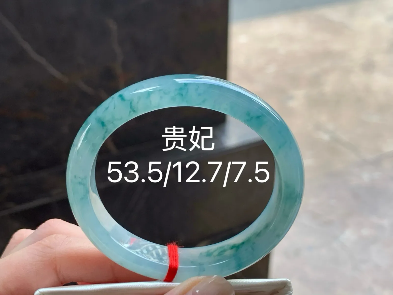 冰种飘花贵妃镯
种好水润 53.5/12.7/7.5